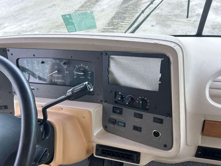 1997-national-rv-tropi-cal-motorhome-image-29