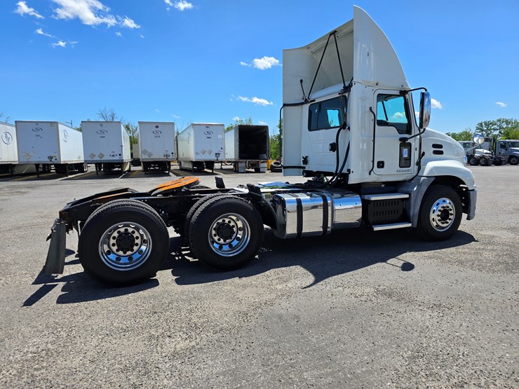 #16603-•-2016-mack-cxu613-day-cab-image-18