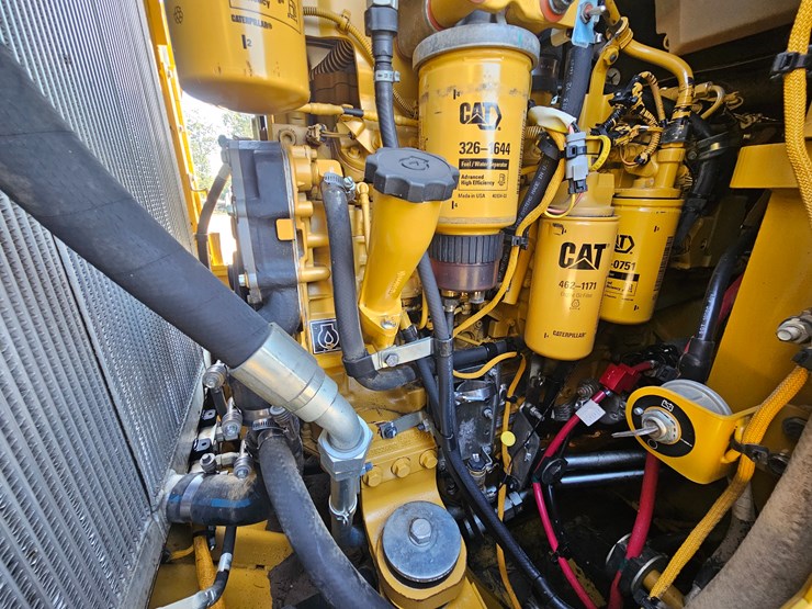 2014-caterpillar-953d-image-44