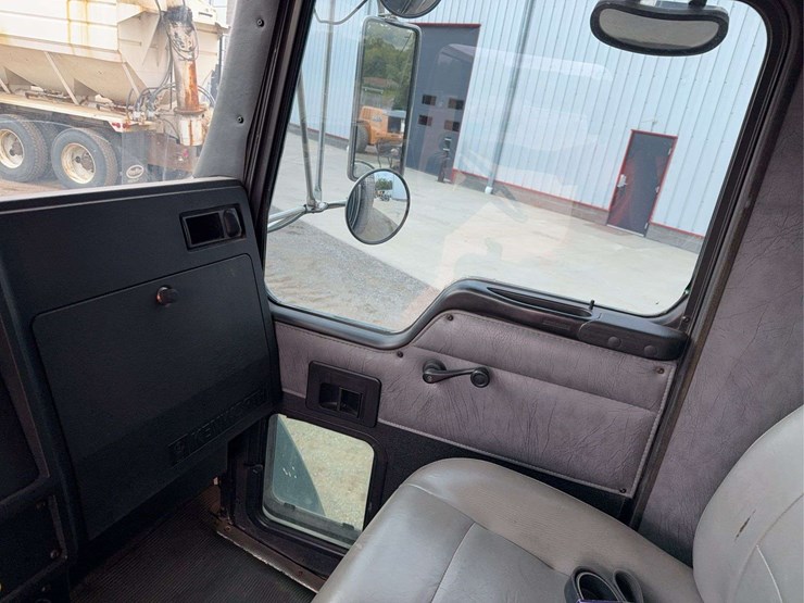 2001-kenworth-t300-image-43