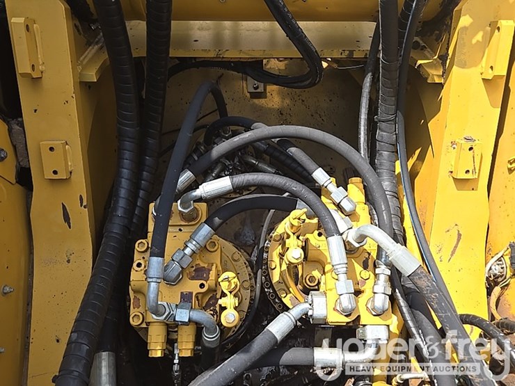 2021-caterpillar-349-image-69