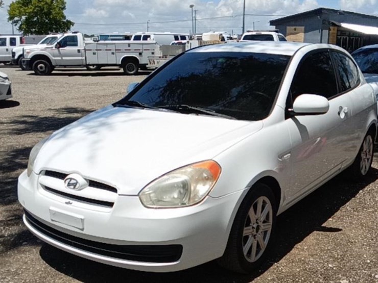 2010-hyundai-accent-runs/moves-gs-image-3