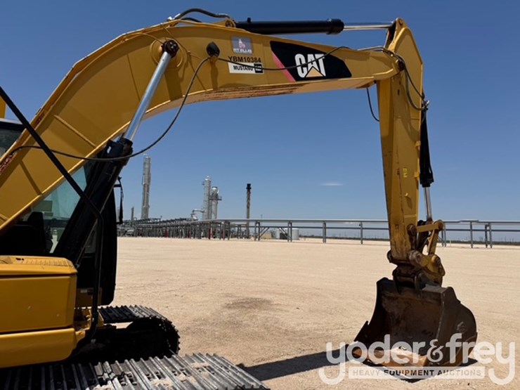 2017-caterpillar-320-image-4