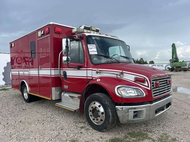 2007-freightliner-m2-106-ambulance-image-2