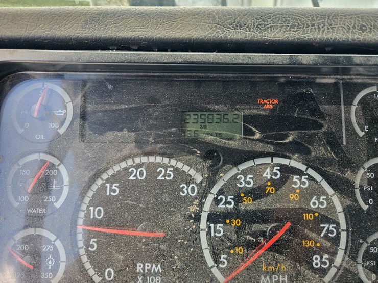 2002-freightliner-fl70-image-54