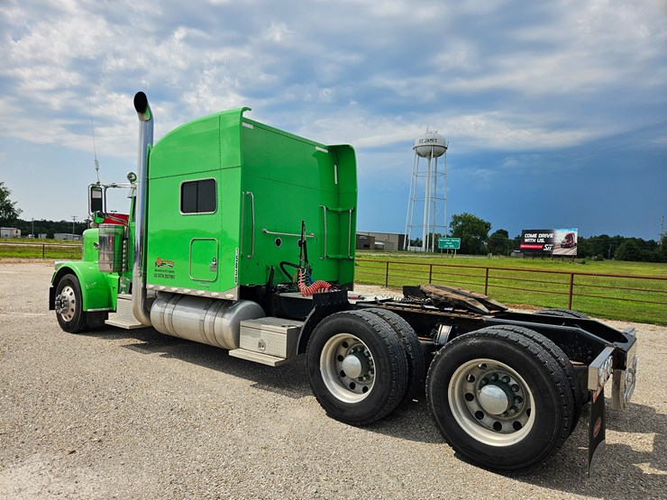 2015-peterbilt-389-image-15