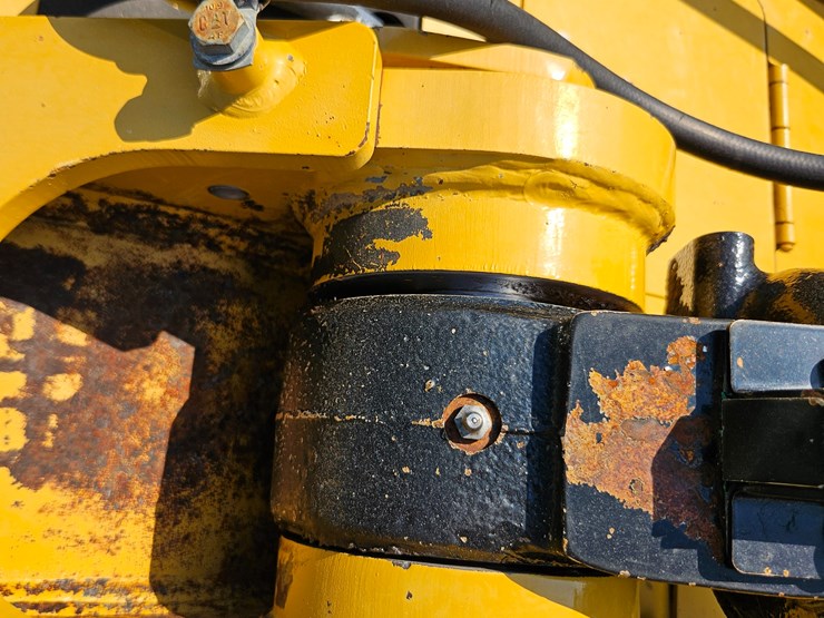 2014-caterpillar-953d-image-116