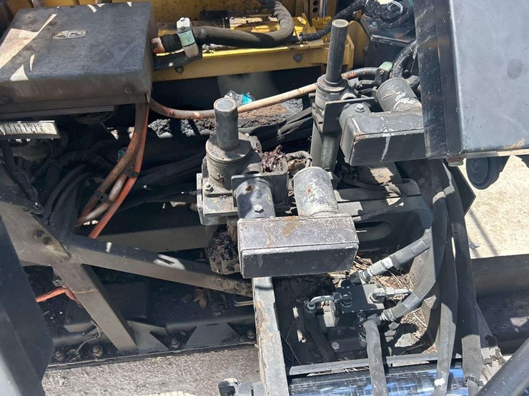 2012-caterpillar-at1055e-track-asphalt-paver-image-18