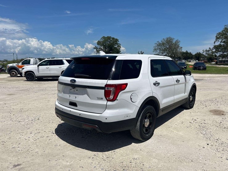 2016-ford-explorer-image-3
