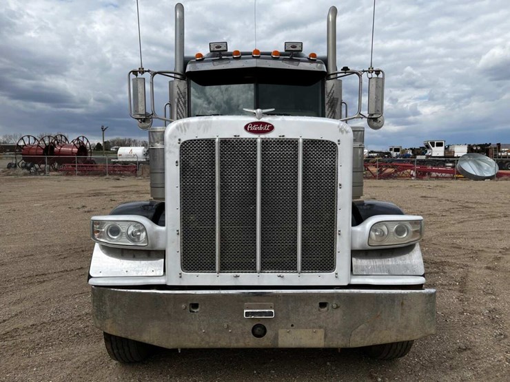 2013-peterbilt-388-image-18