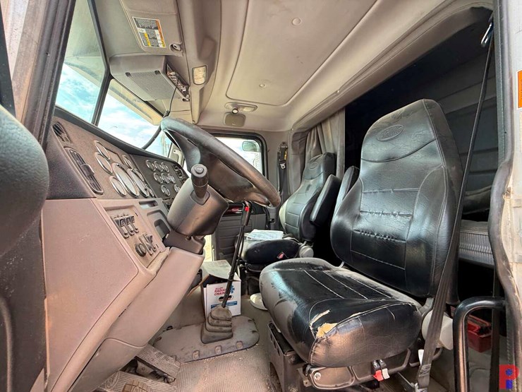 2013-peterbilt-388-image-14