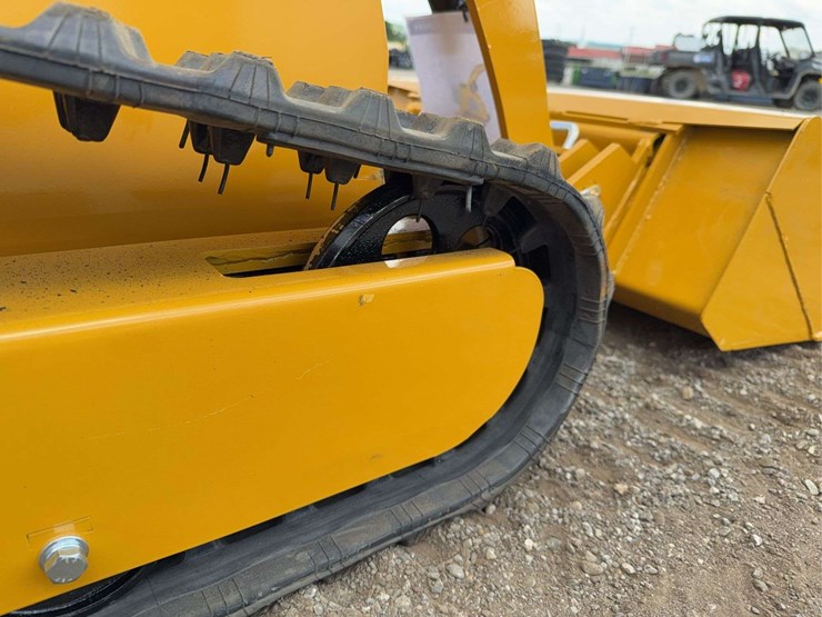 sdll30-stand-on-skid-loader-image-14