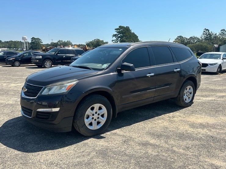 2016-chevrolet-traverse-ls-image-1