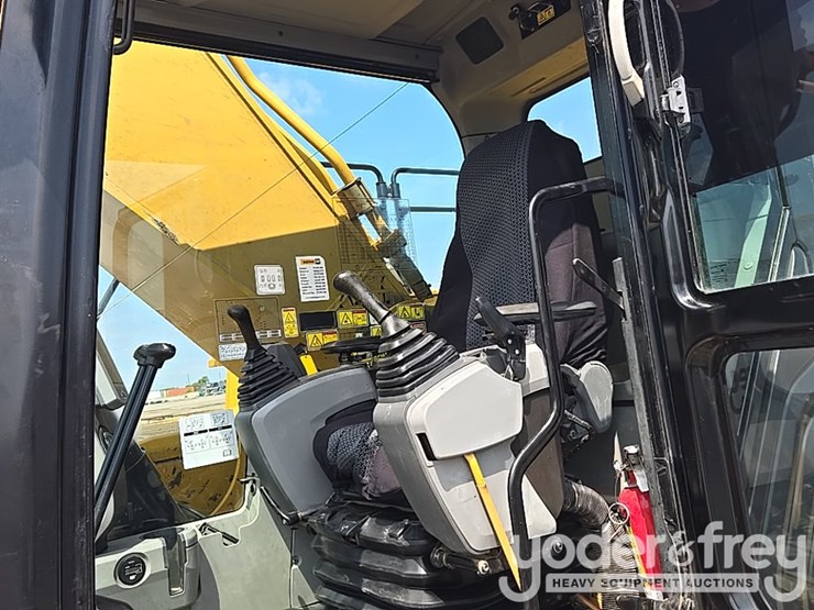 2021-caterpillar-349-image-75