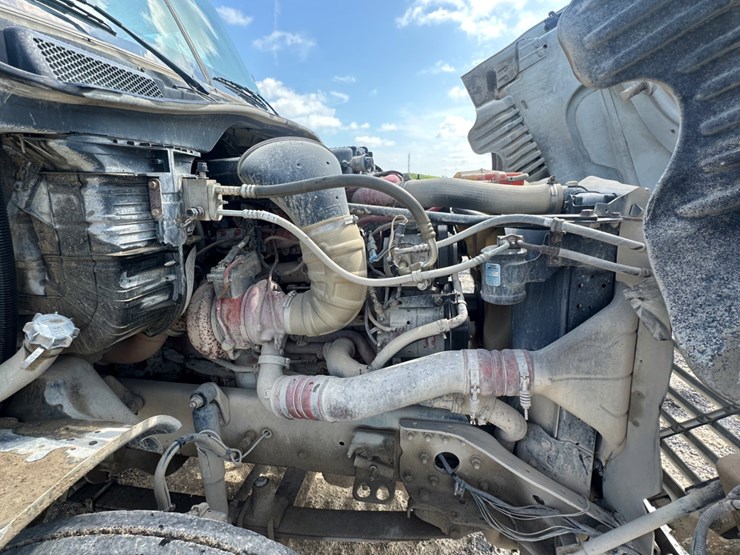2012-freightliner-cascadia-image-11