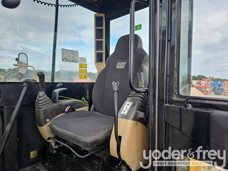 2021-caterpillar-305.5-image-30