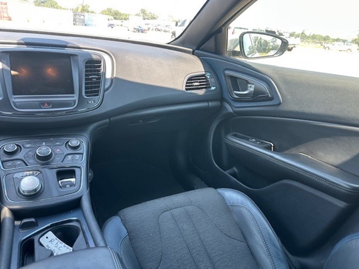 #23052-•-2015-chrysler-200s-image-34