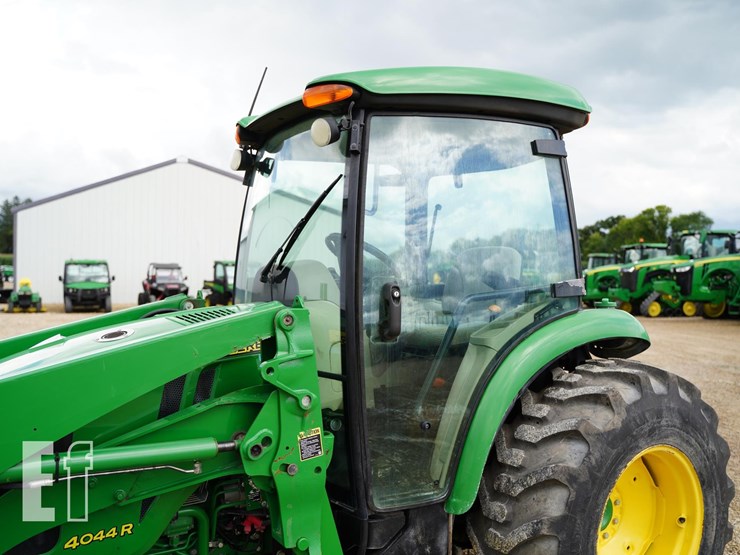 john-deere-4044r-image-10
