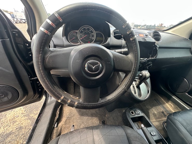 #22813-•-2012-mazda-2-image-44