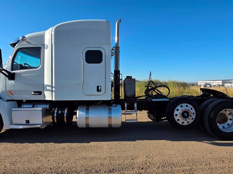 2017-peterbilt-567-image-10