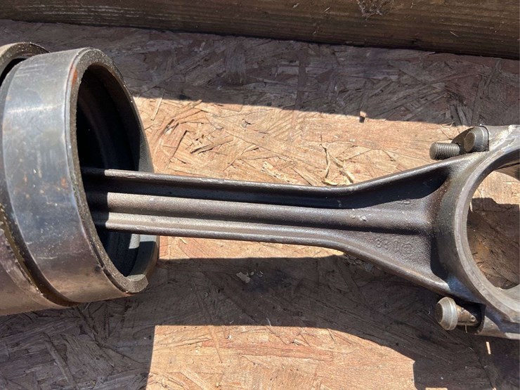 john-deere-model-g-pistons,-rods,-and-camshaft-image-10