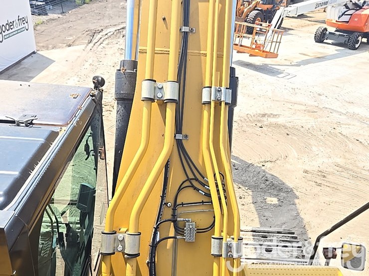 2021-caterpillar-349-image-72
