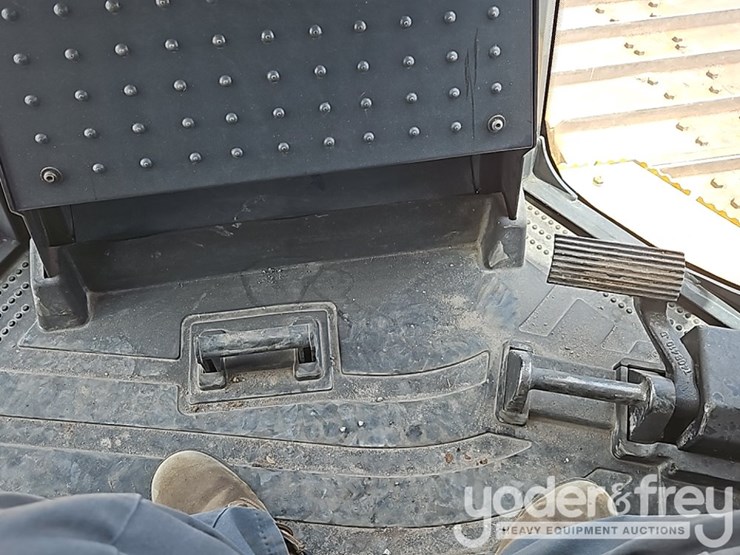 2022-deere-850l-lgp-image-36