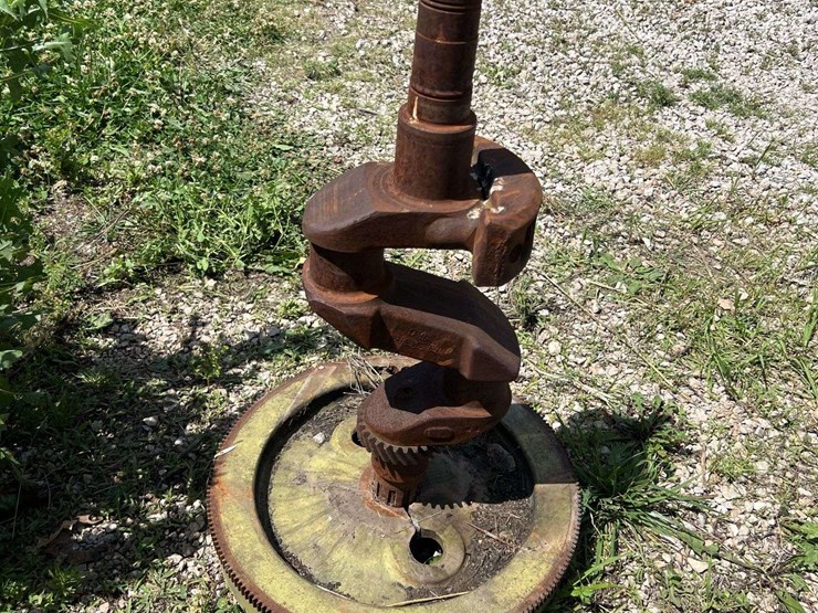 john-deere-model-g-flywheel-and-crankshaft-image-1