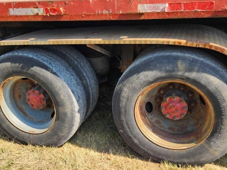 year:-1986-make:-peterbilt-model:-359-vehicle-type:-truck-mileage:-showing-335,508-drive-line:-6x4-image-9