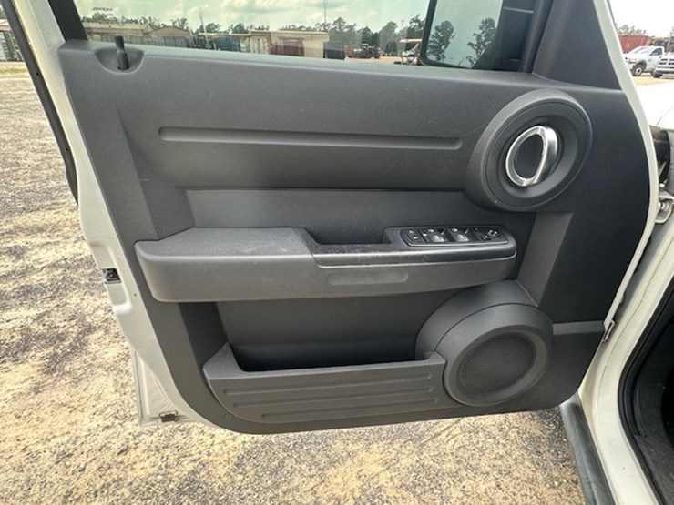 2010-dodge-nitro-image-41