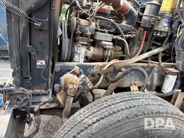 2002-peterbilt-379-image-32