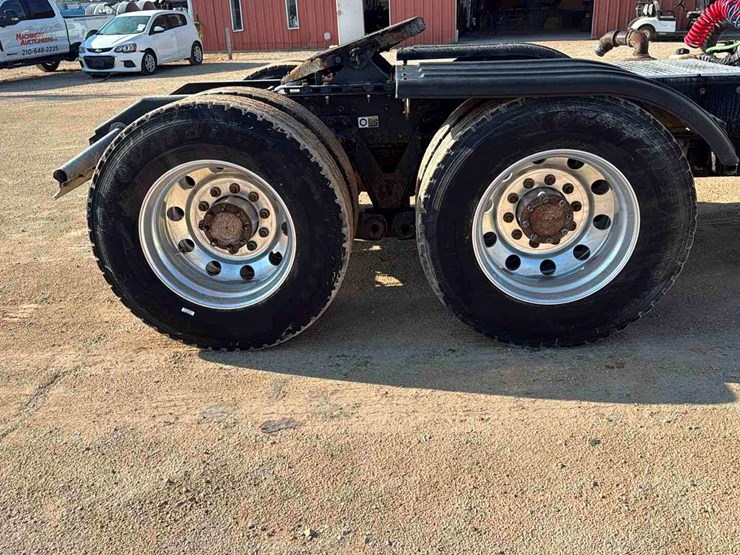 2019-kenworth-t880-image-12