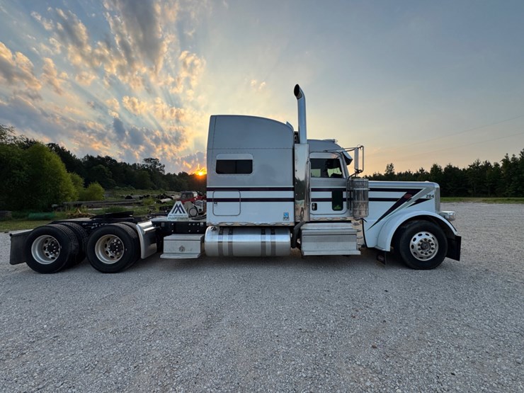 peterbilt-389-image-4