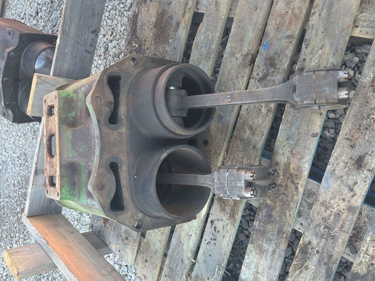 john-deere-model-g-block,-pistons,-and-rods-image-5