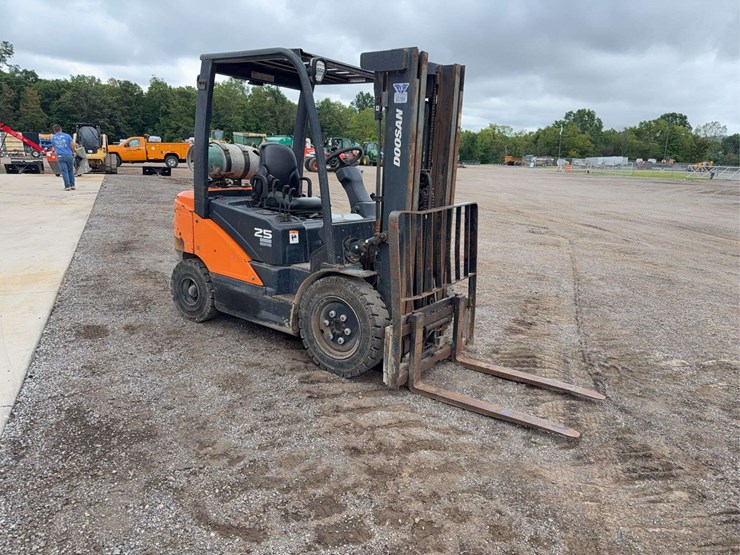 2021-doosan-g25n-7lp-5k-industrial-propane-fork-lift-image-2