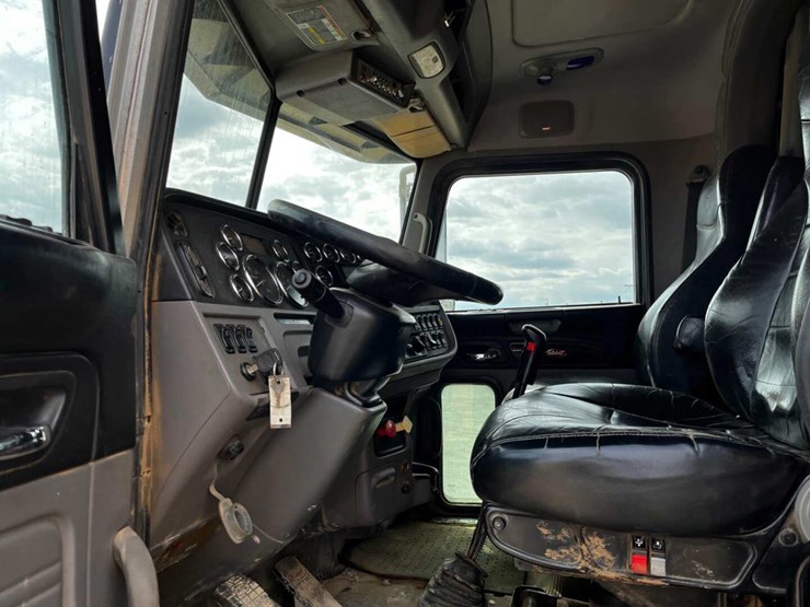 2013-peterbilt-388-image-10