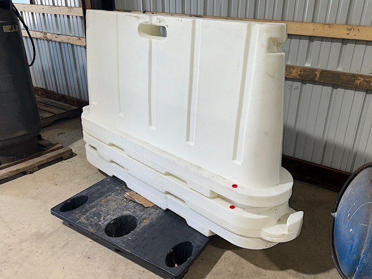 polyethylene-stackable-barriers-image-1