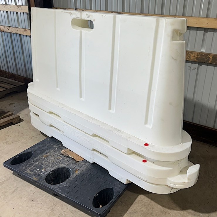 POLYETHYLENE STACKABLE BARRIERS