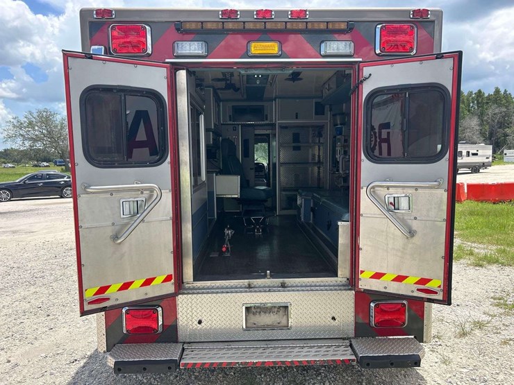 2009-freightliner-m2-106-medtec-ambulance-image-31