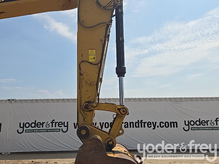 2021-caterpillar-349-image-36