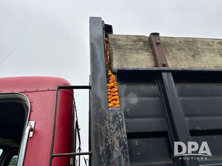 2002-peterbilt-330-image-39