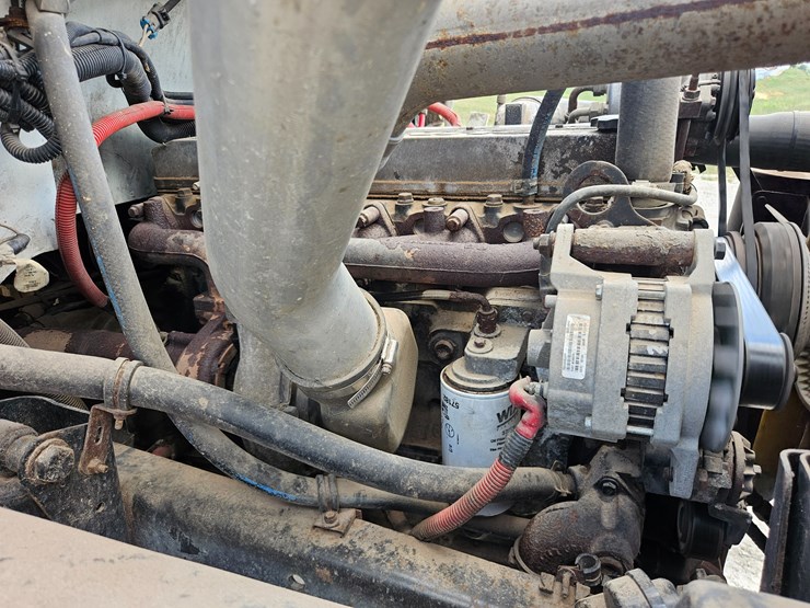 2002-freightliner-fl70-image-38