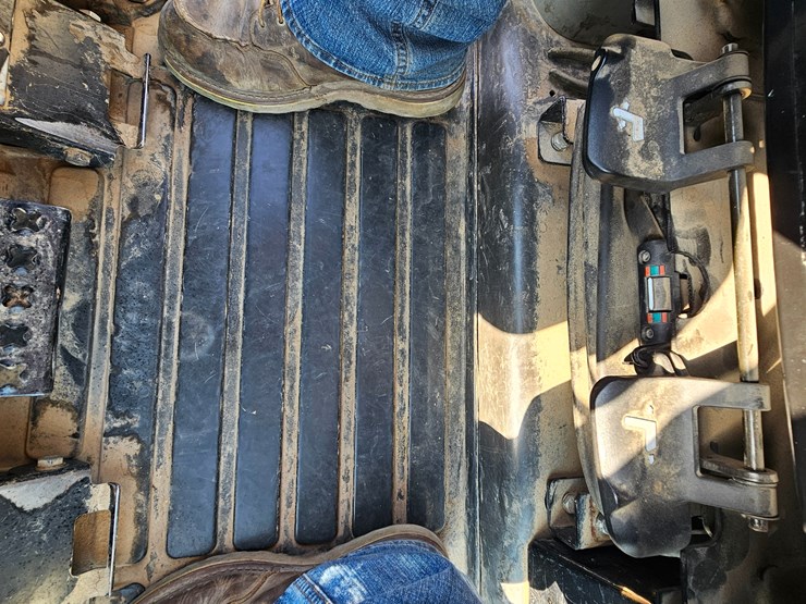 2014-caterpillar-953d-image-75