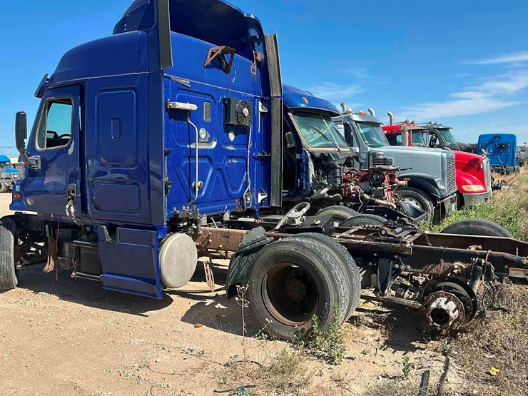 2015-freightliner-cascadia(inoperable)-image-4