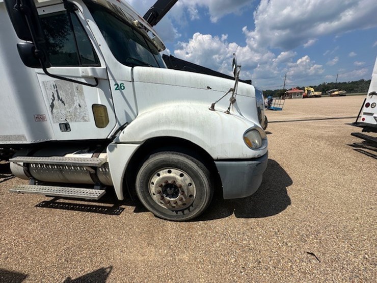 #22942-•-2005-freightliner-image-28