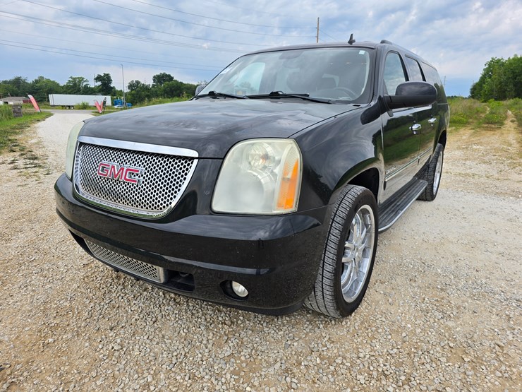 2011-gmc-yukon-xl-image-1
