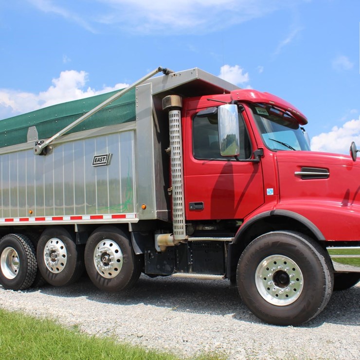 2020 VOLVO VHD430 3518