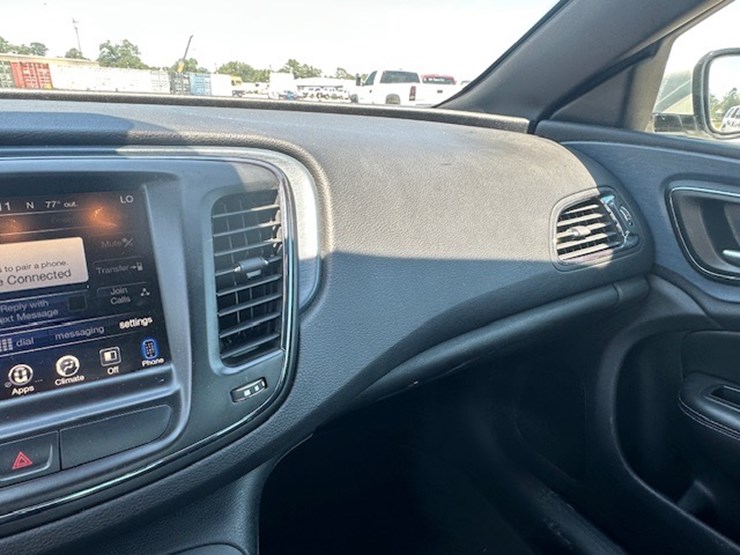 #23052-•-2015-chrysler-200s-image-46
