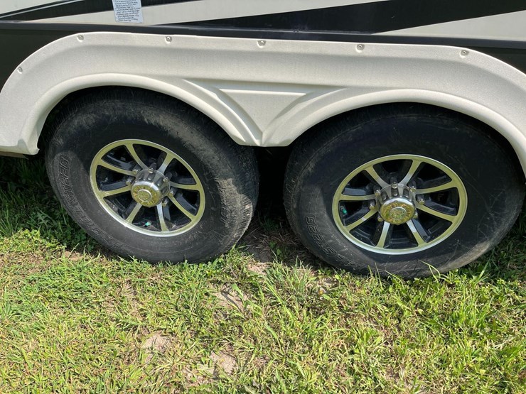 sierra-5th-wheel-camper-image-10