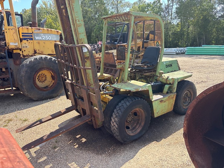 #22823-•-clark-5000,-rough-terrain-forklift-|-parts-or-repair-image-3